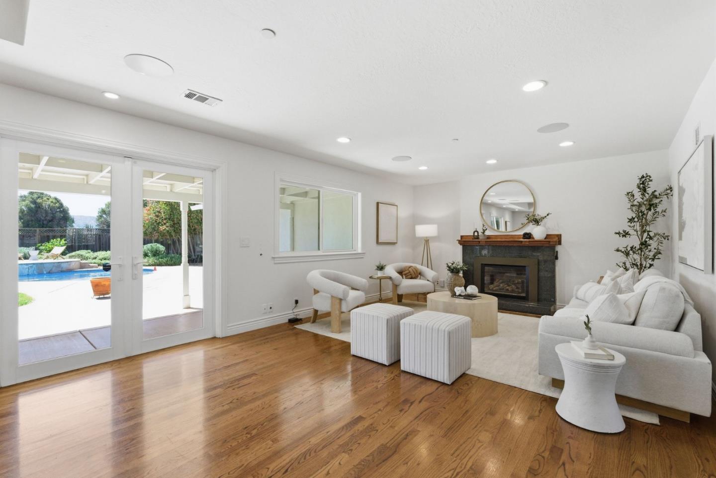 953 West Cardinal Drive