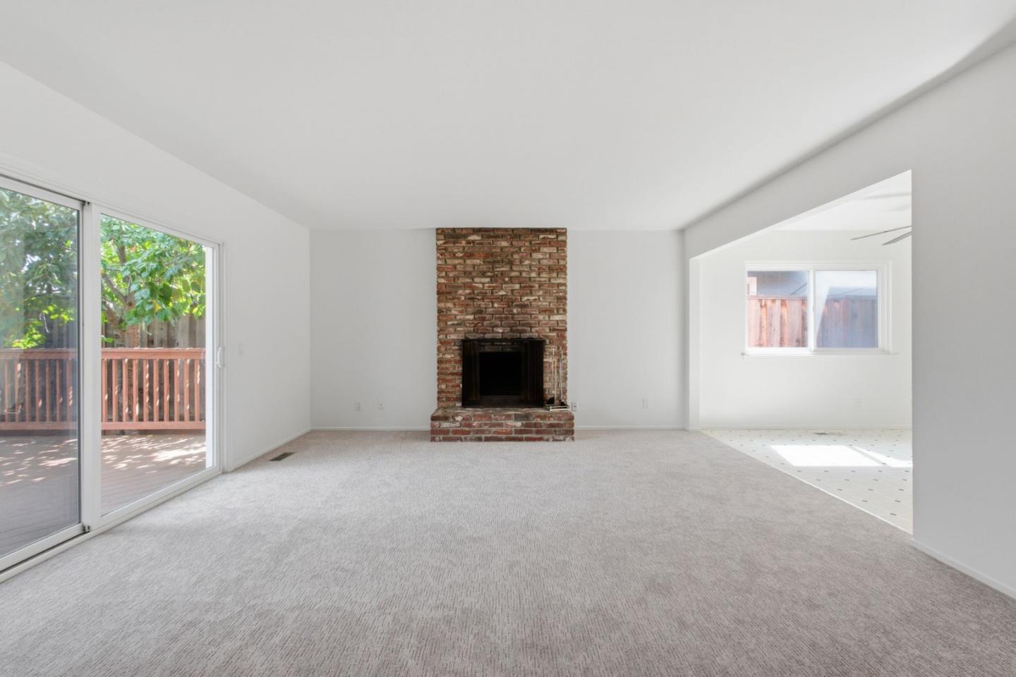 1519 Hawes CT