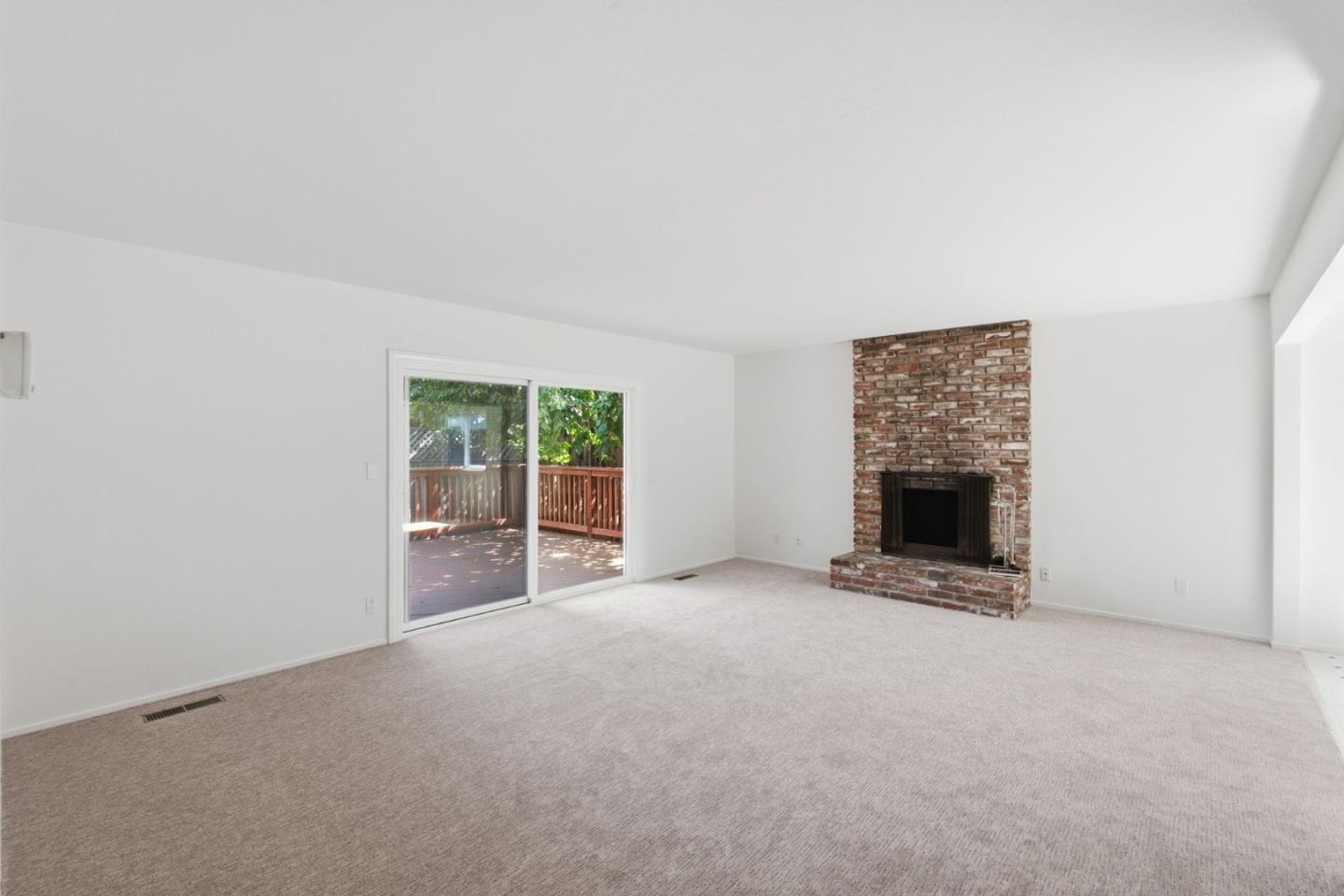 1519 Hawes CT
