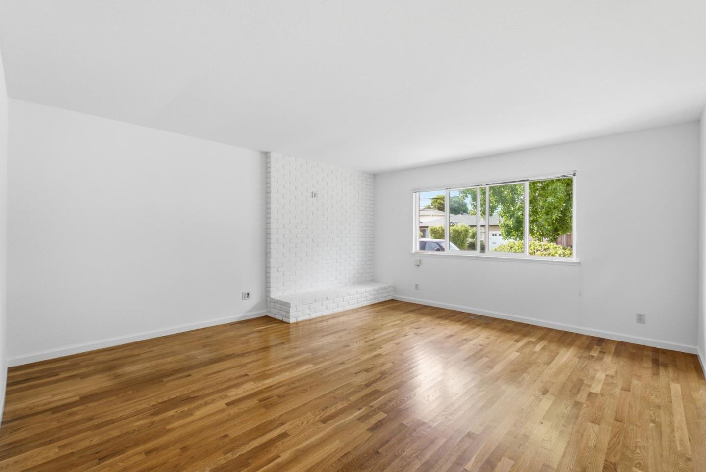 1519 Hawes CT