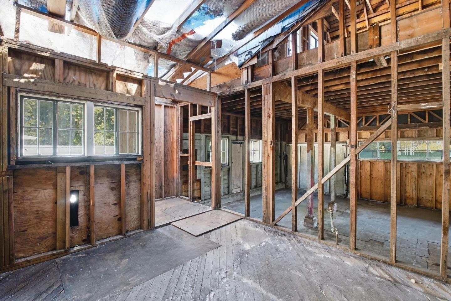 655 Embarcadero RD