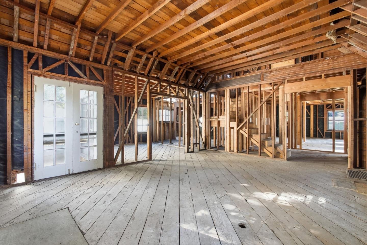 655 Embarcadero RD