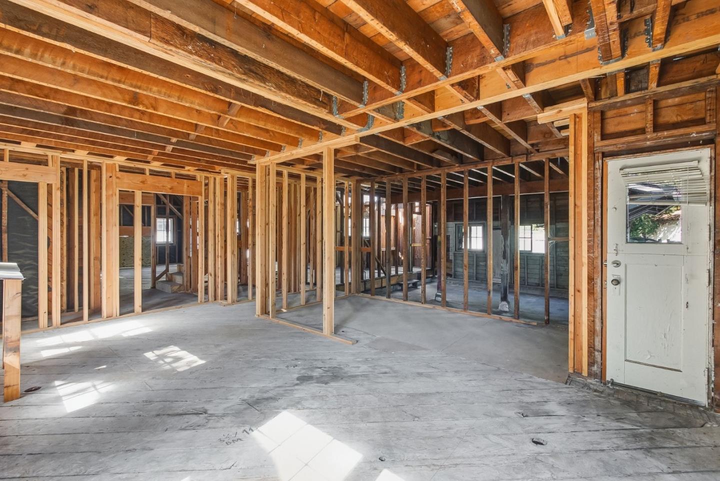 655 Embarcadero RD