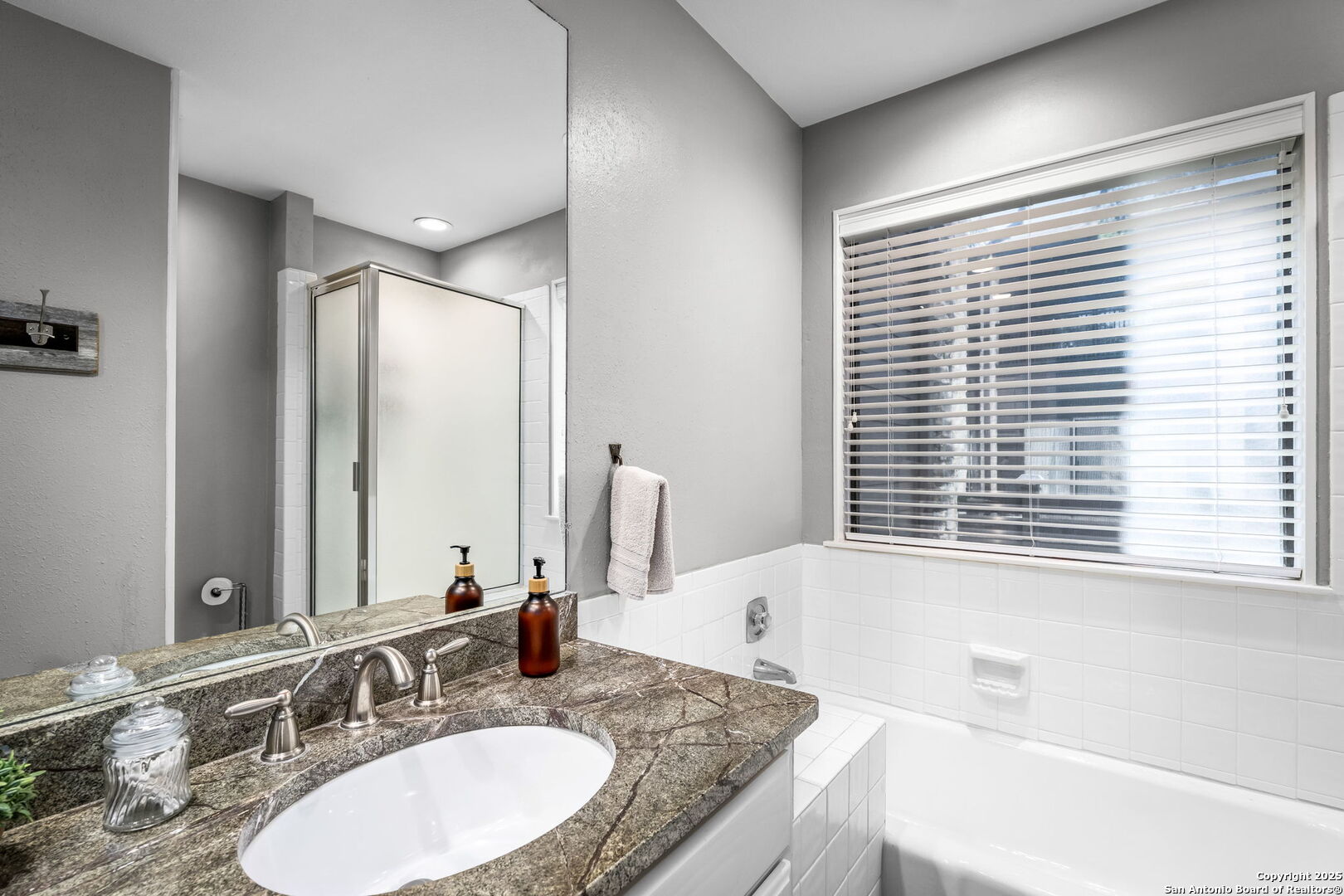 371 W Lincoln St B114