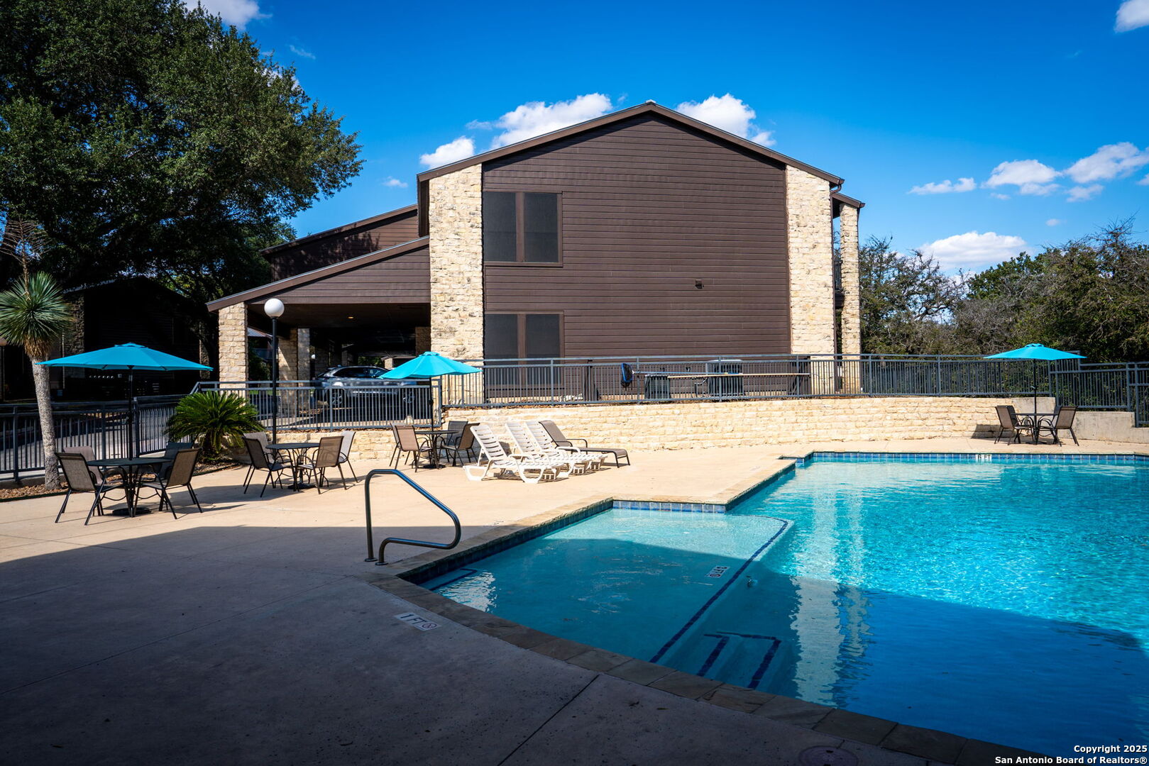 371 W Lincoln St B114