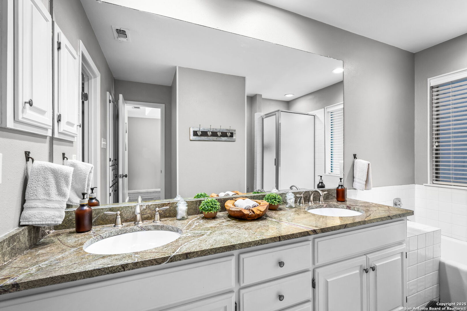 371 W Lincoln St B114