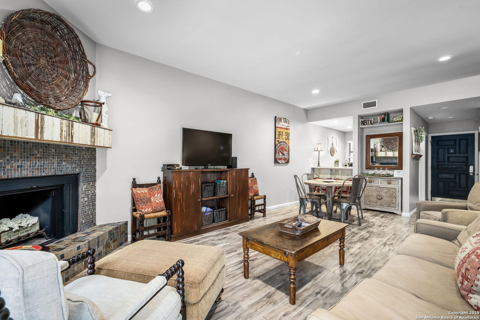 371 W Lincoln St B114