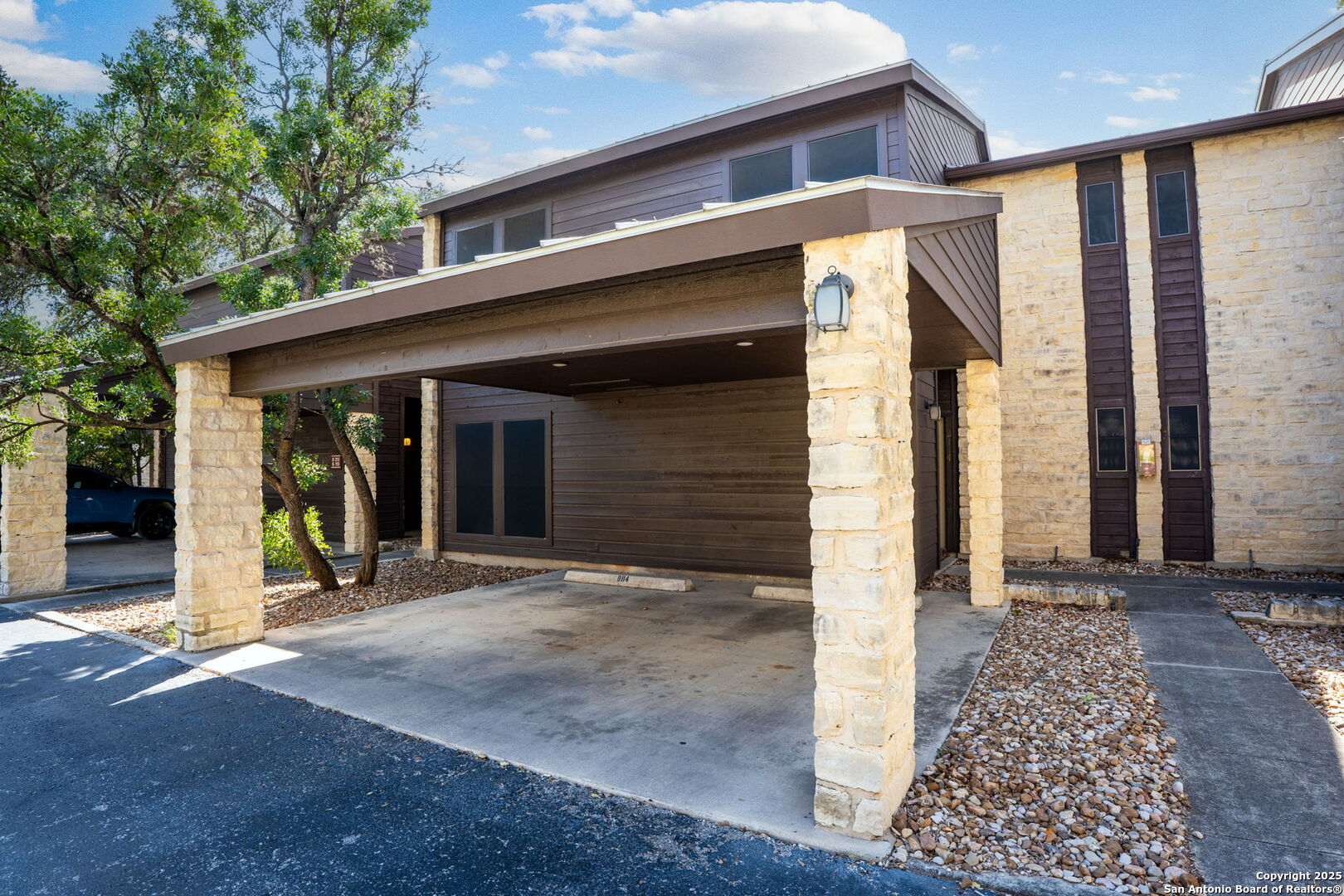 371 W Lincoln St B114