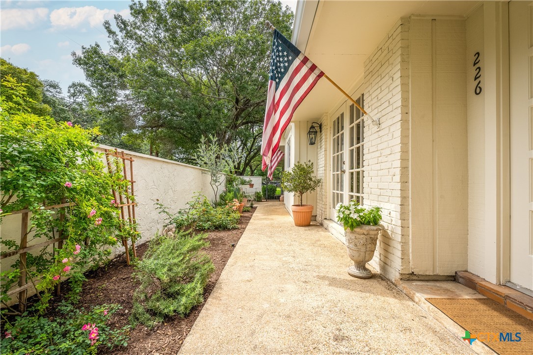 226 Oakwood Boulevard