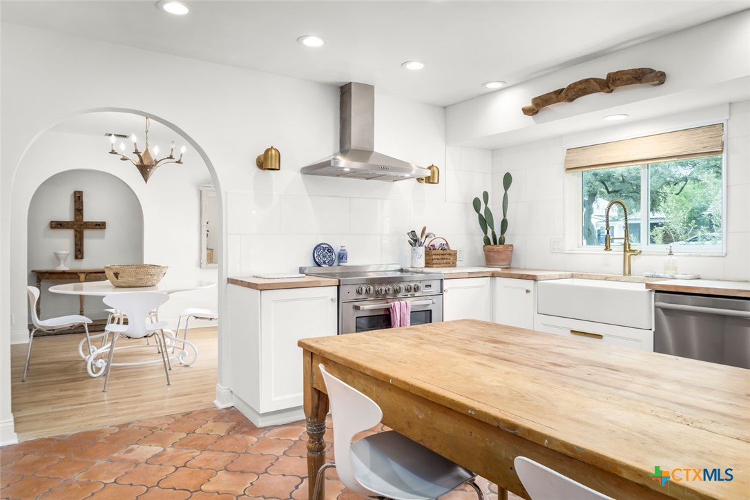 226 Oakwood Boulevard