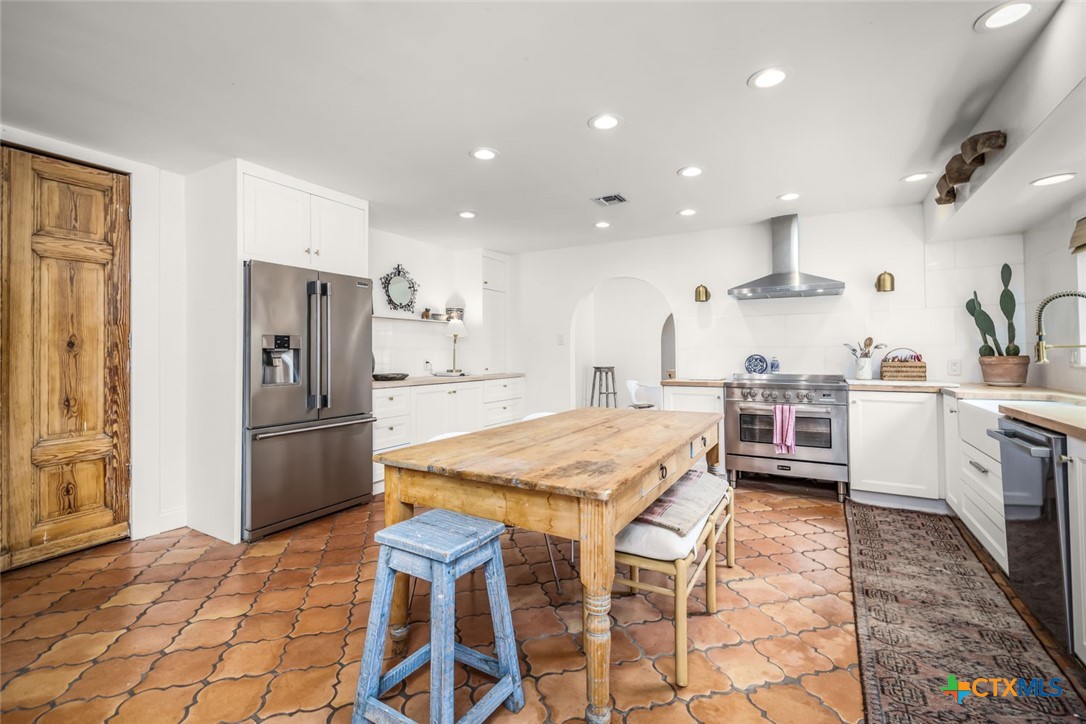 226 Oakwood Boulevard