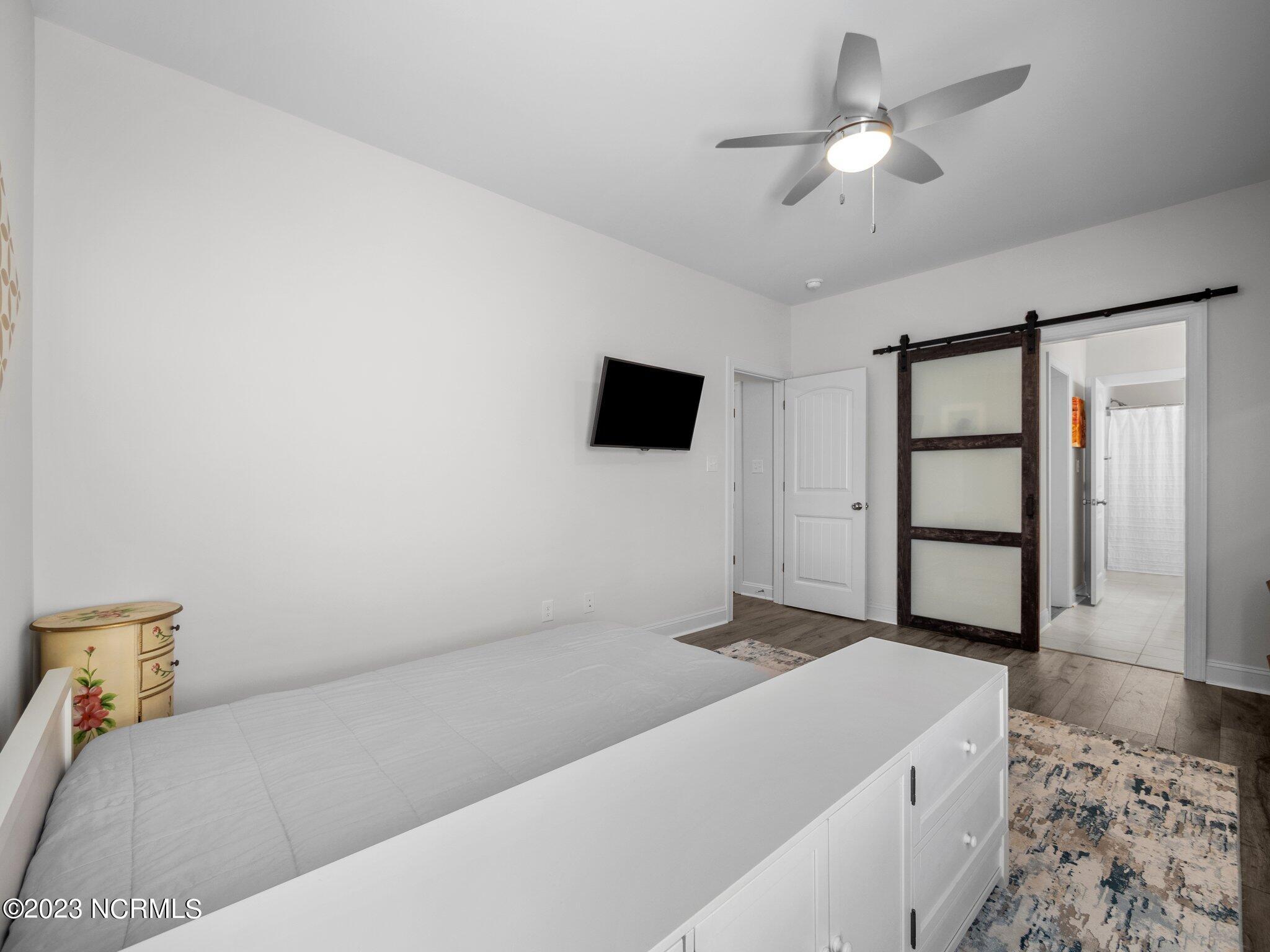 563 White Shoal Way