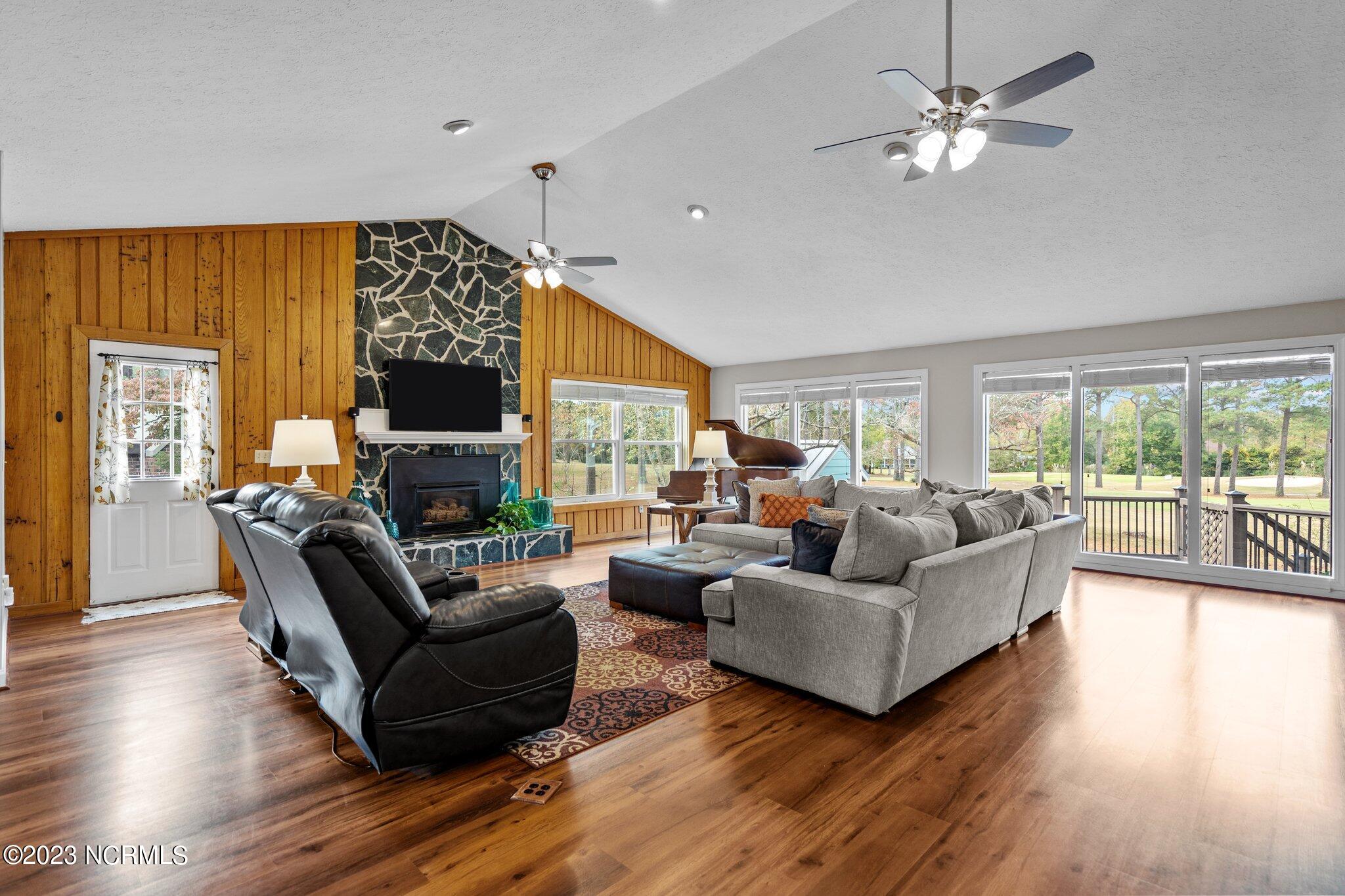 635 Ravenswood Road