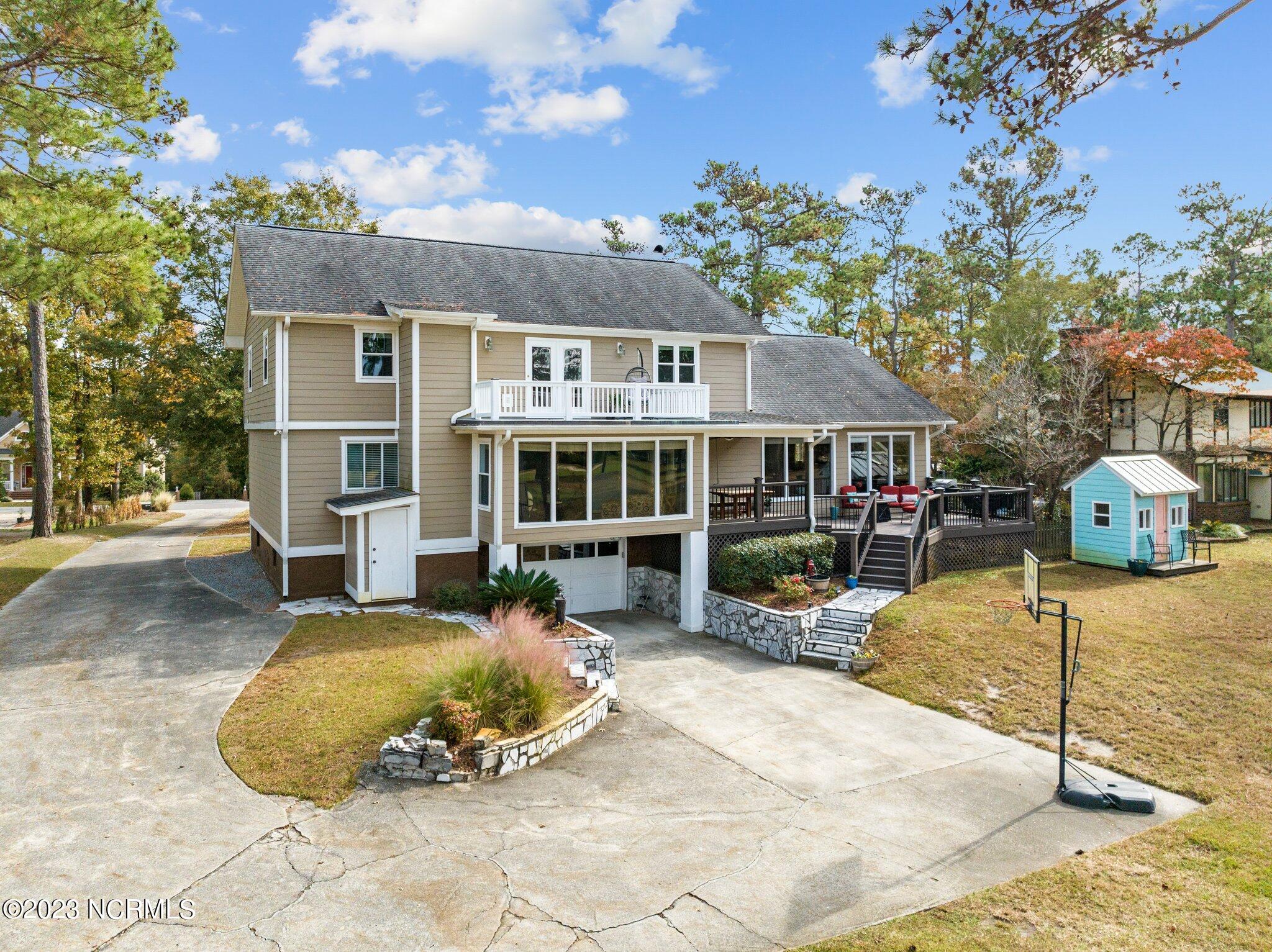 635 Ravenswood Road