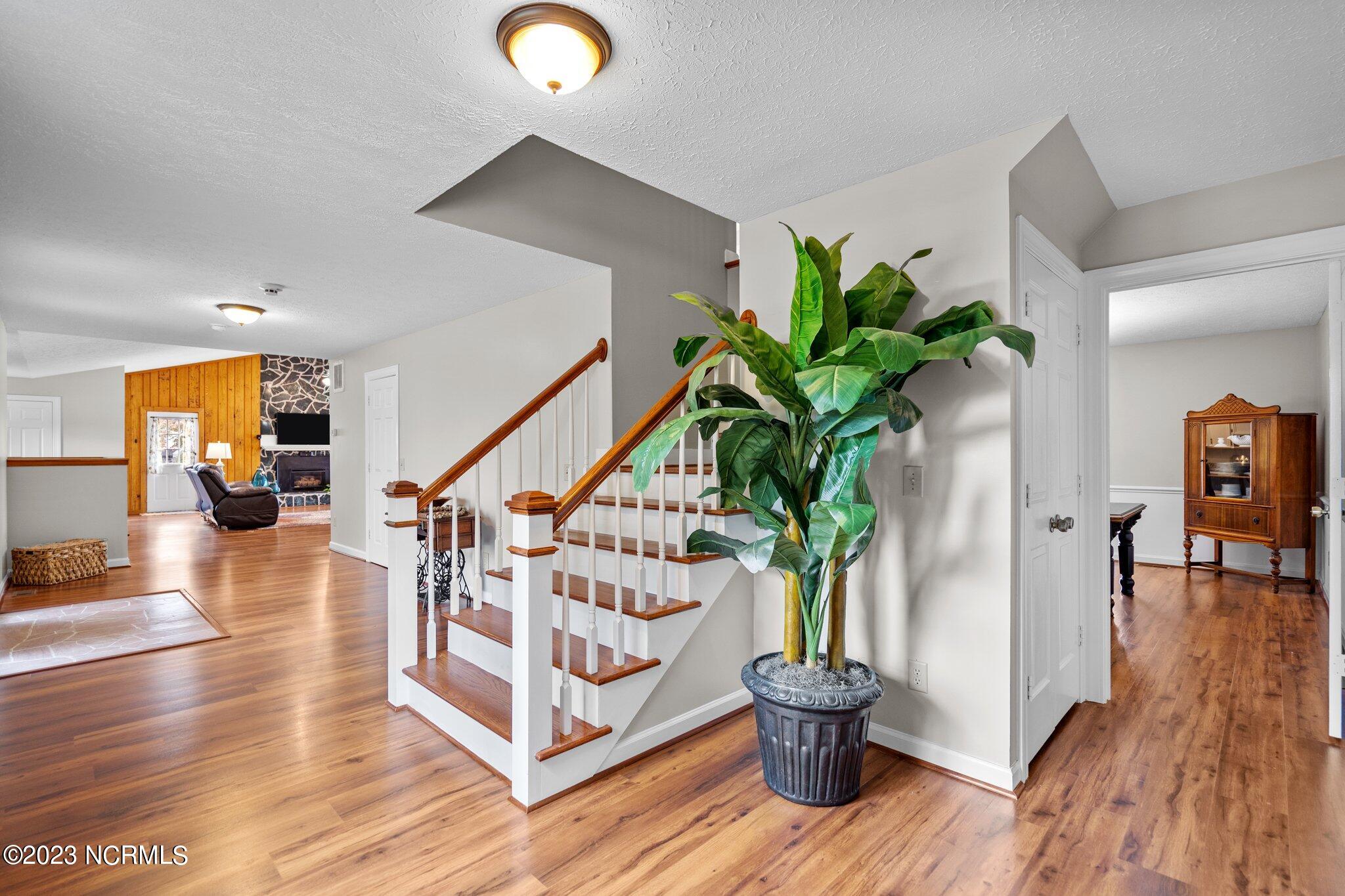 635 Ravenswood Road