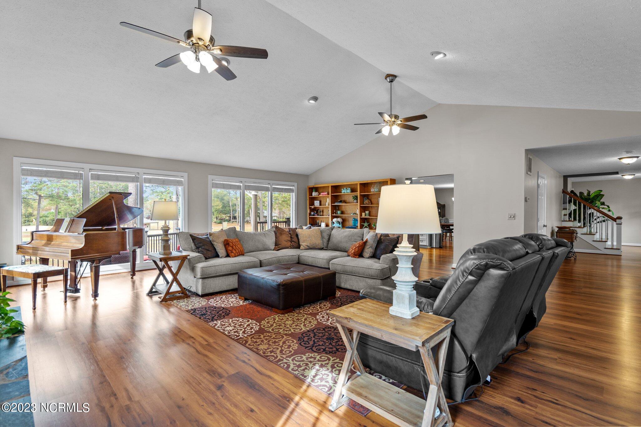 635 Ravenswood Road