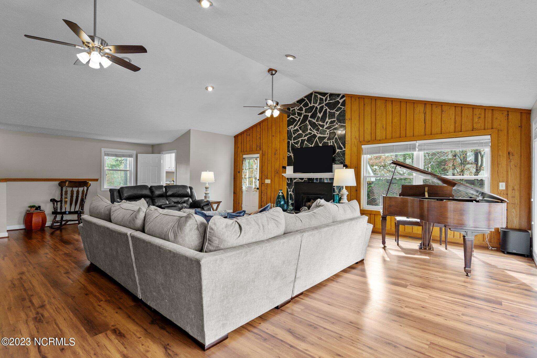 635 Ravenswood Road