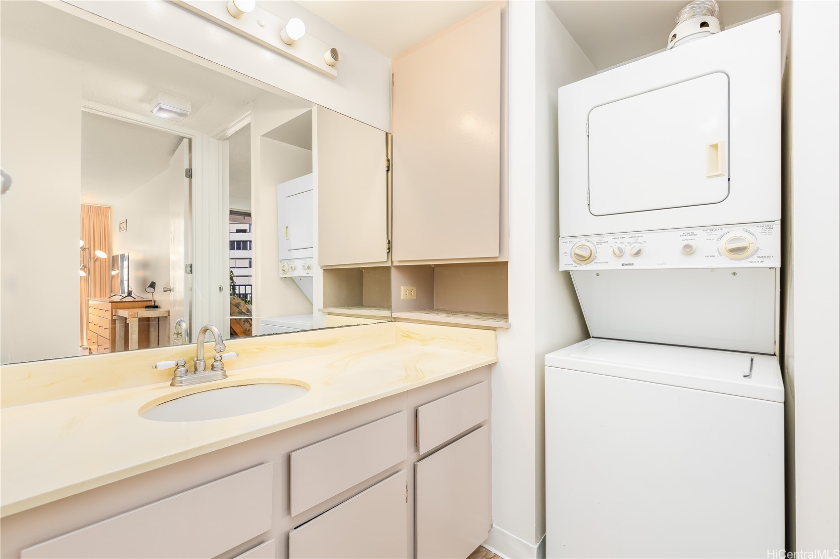411 Hobron Lane 703