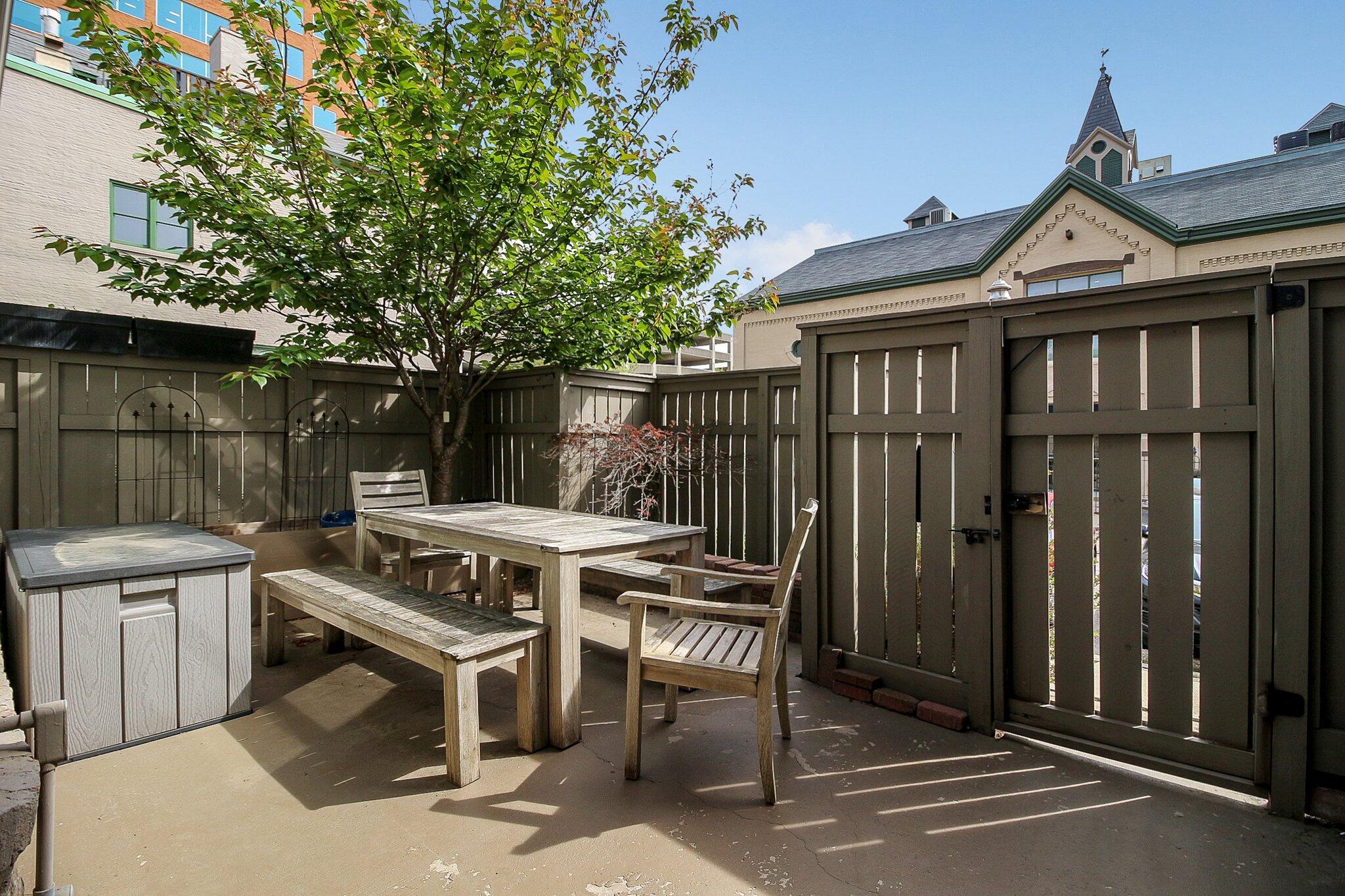 40 W Hoster Street