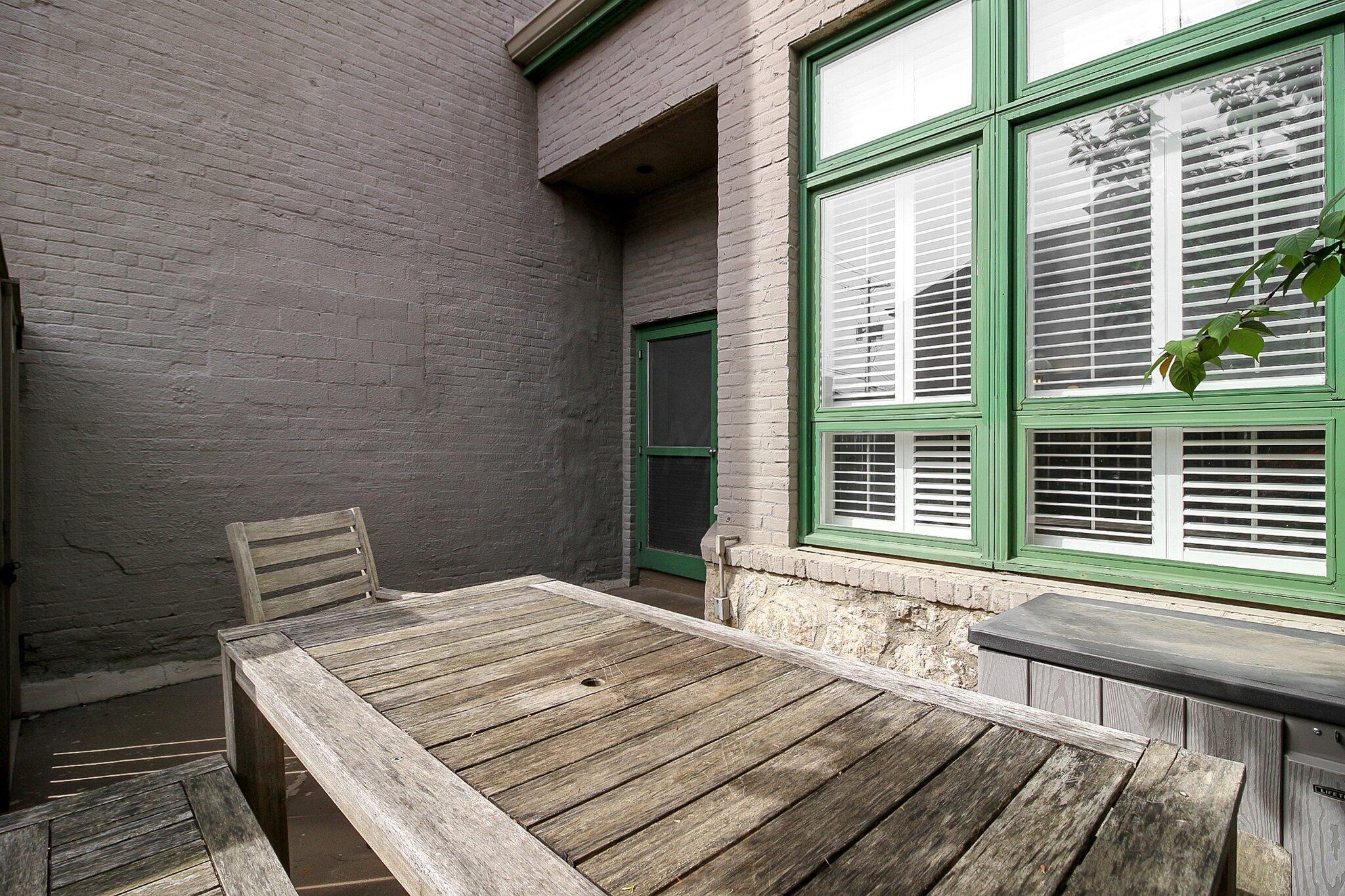 40 W Hoster Street