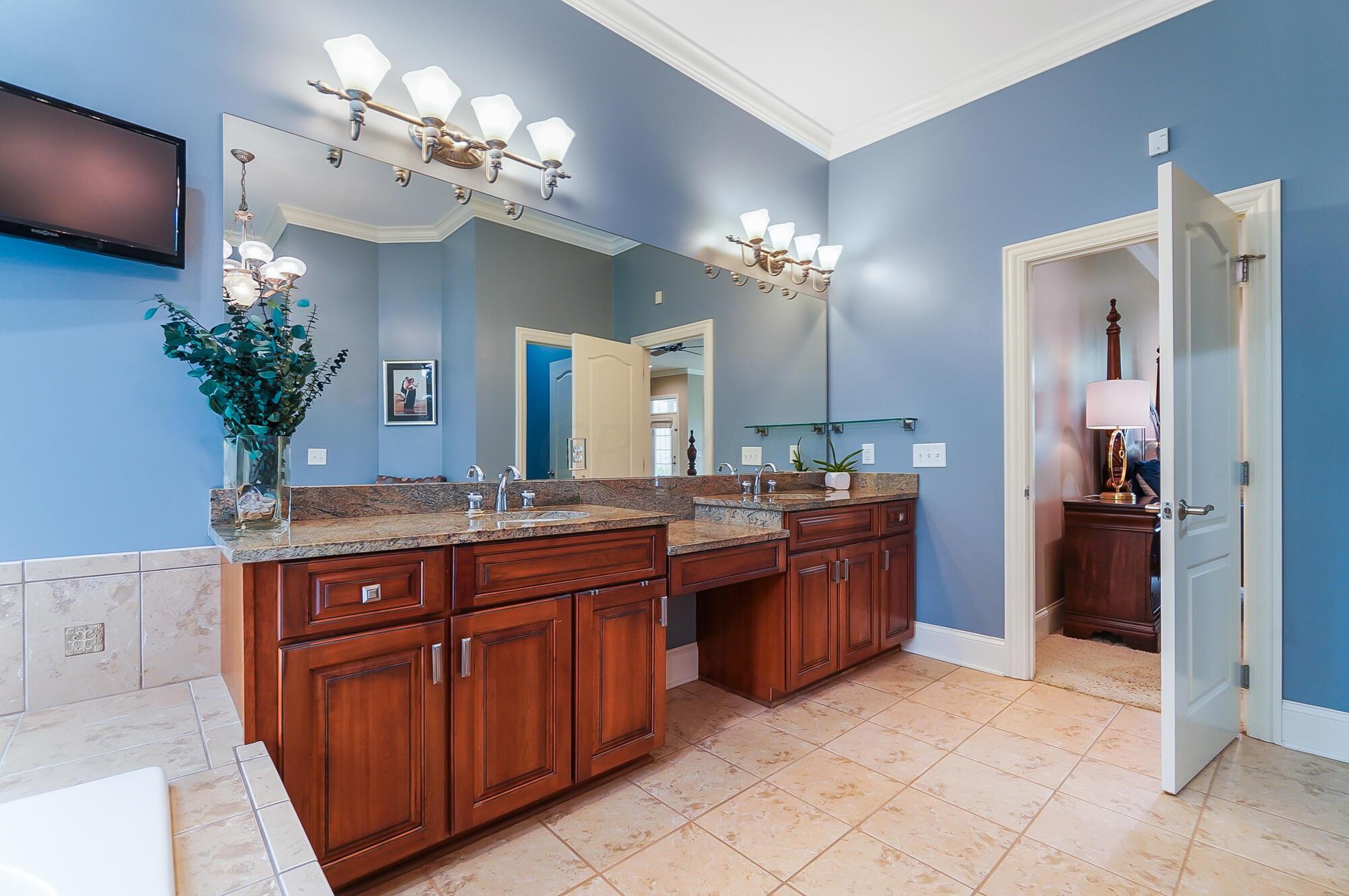 6090 Quin Abbey Court W