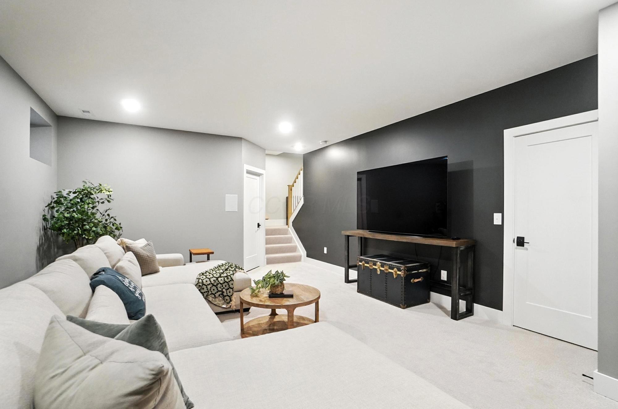 1068 Edgehill Road