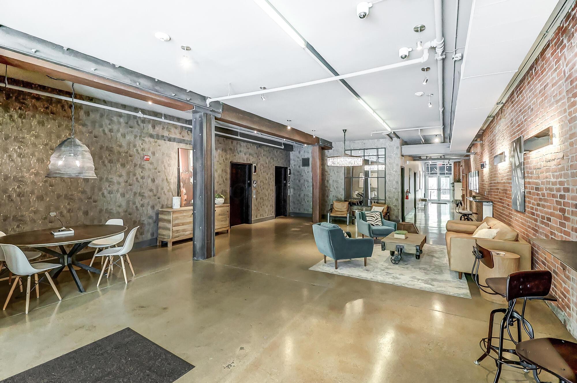 448 W Nationwide Boulevard, 303