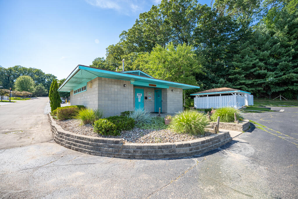 300 Oak Street, 77