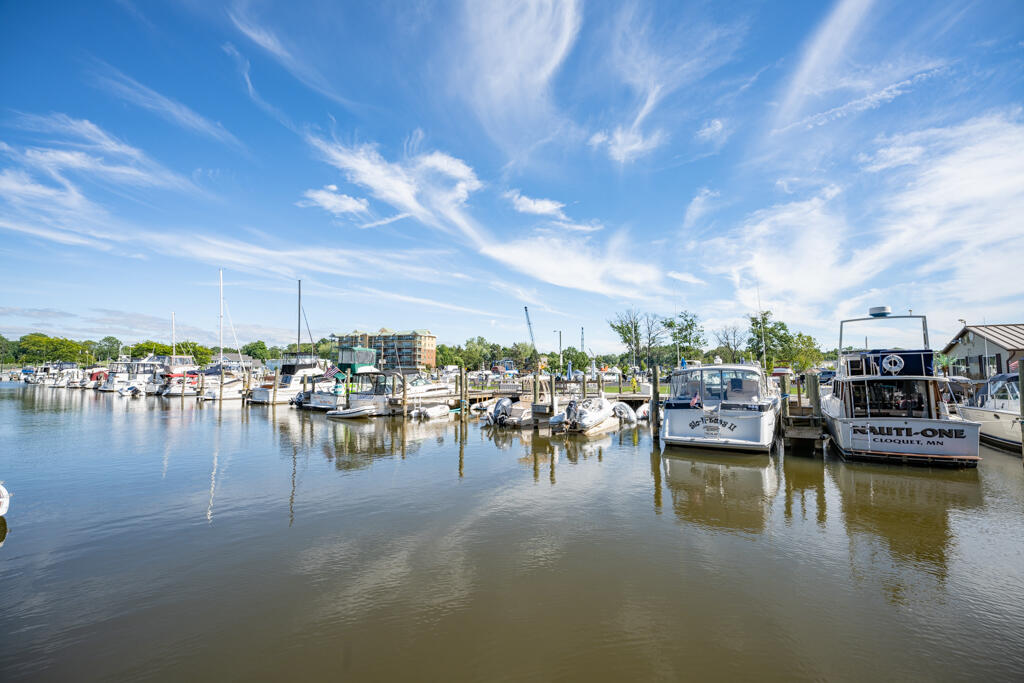 300 Oak Street, 77
