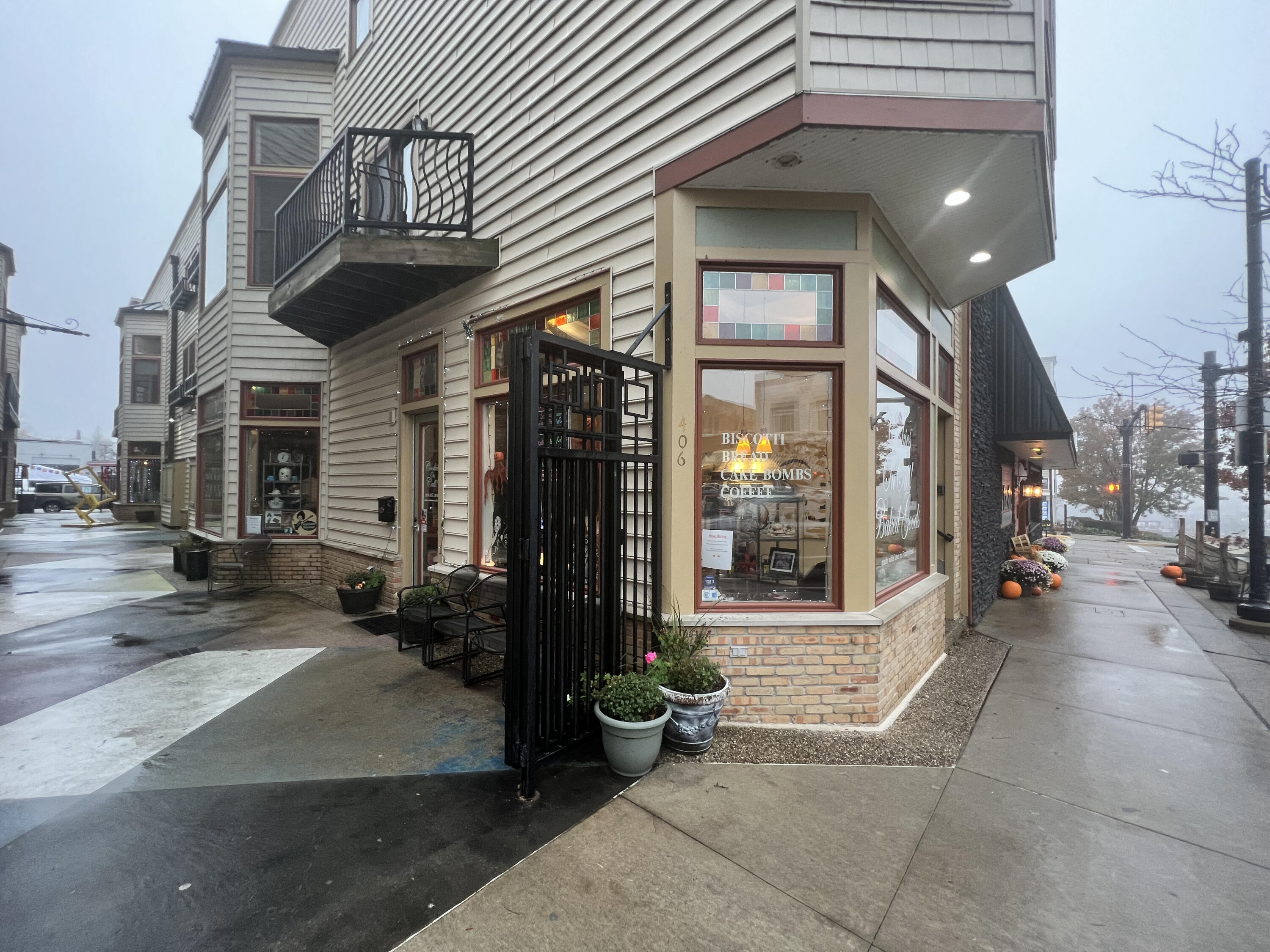 406 Phoenix Street, 1