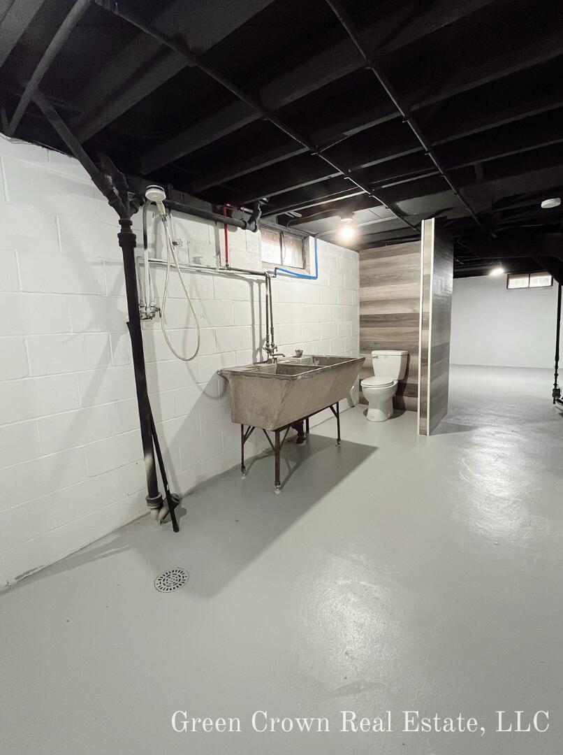 1173 W Broadway Avenue
