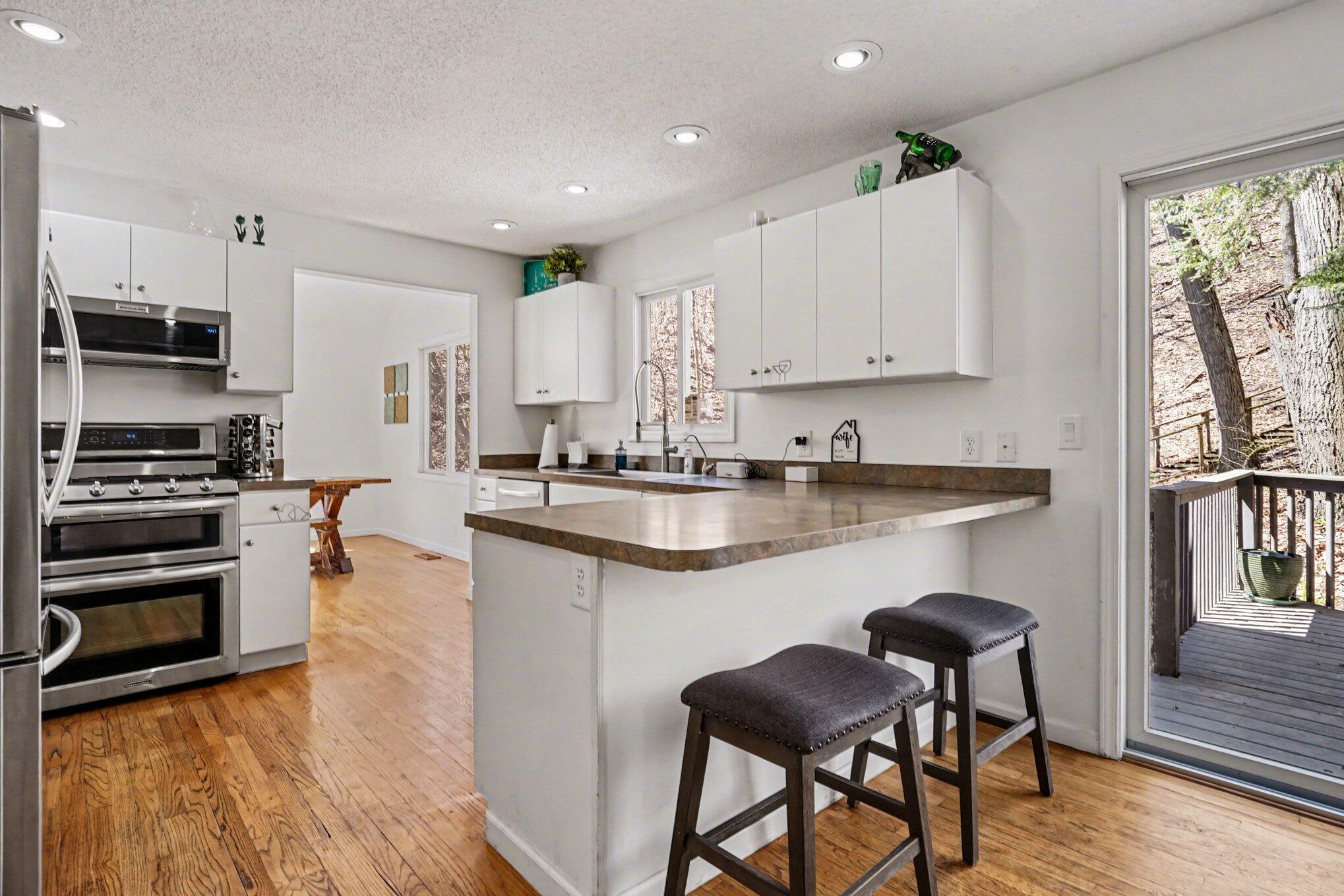 6479 Lakeshore Avenue