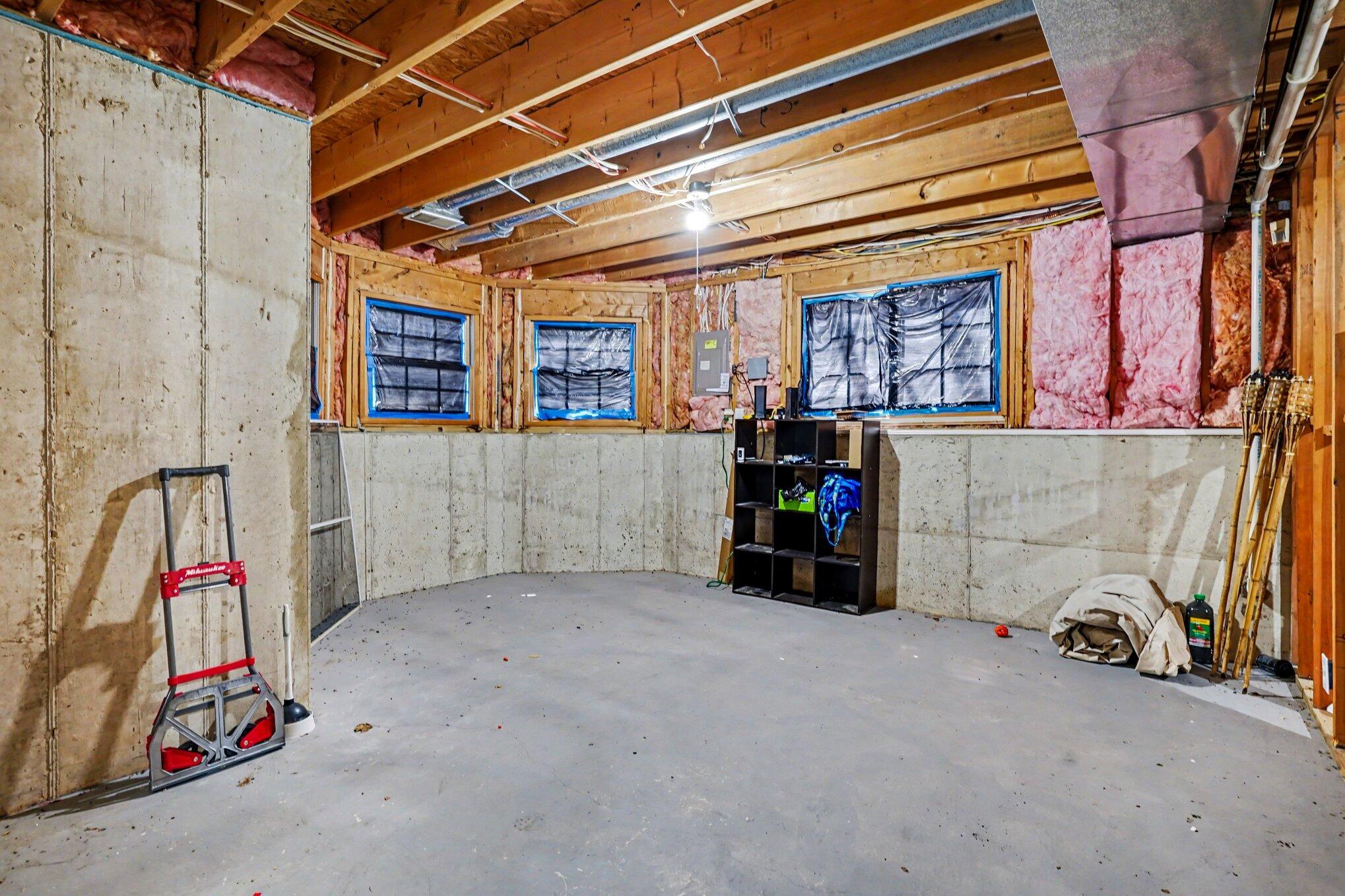 6479 Lakeshore Avenue