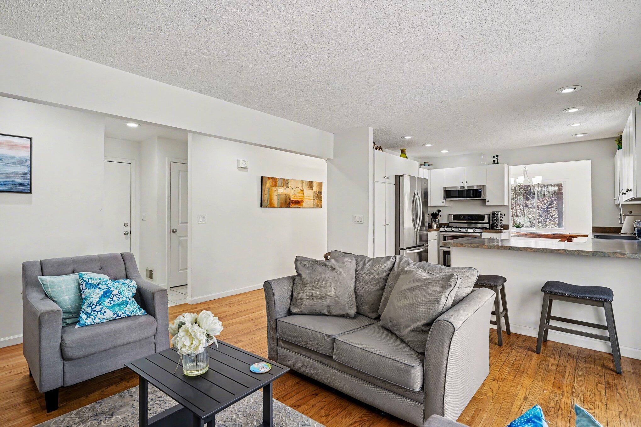 6479 Lakeshore Avenue