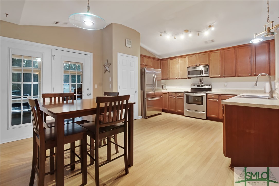 85 Lake Shore Boulevard