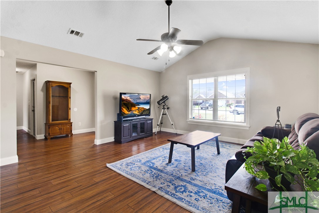 504 Parish Loop NE