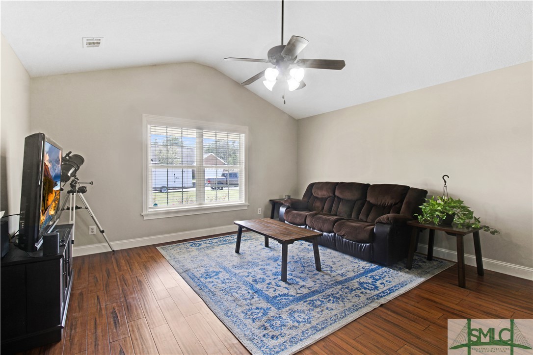 504 Parish Loop NE
