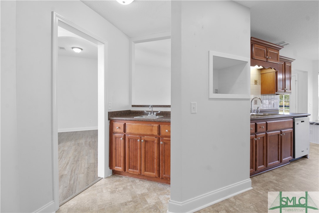 128 White Oak Road NE