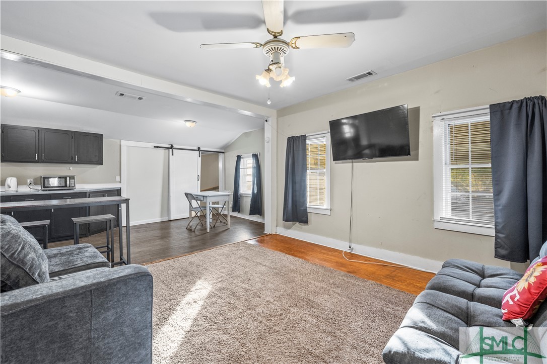 213 W Mendell Avenue