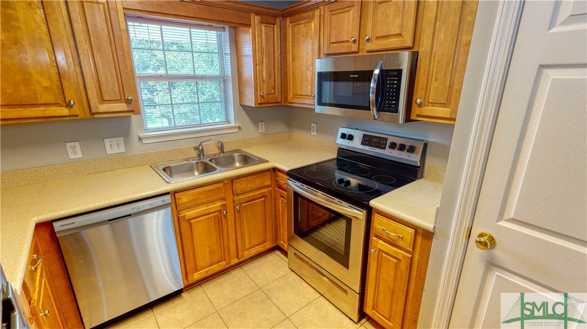 76 Al Henderson Boulevard F1