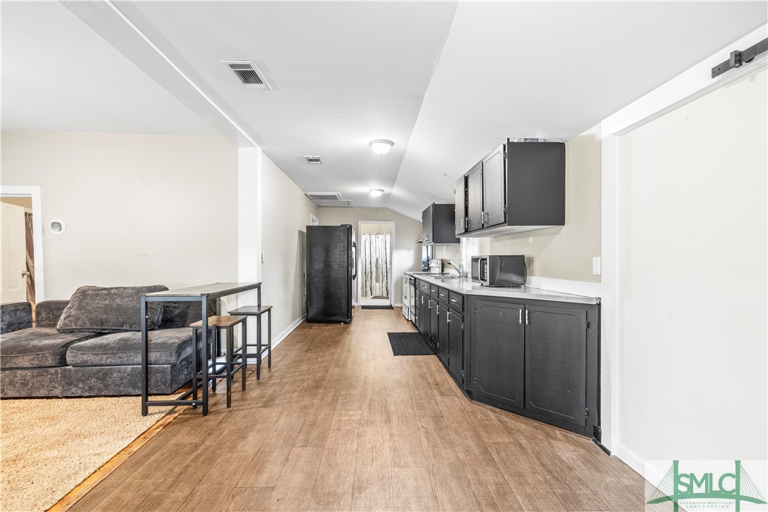 213 W Mendell Avenue