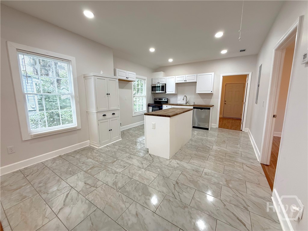 922 W 42nd Street
