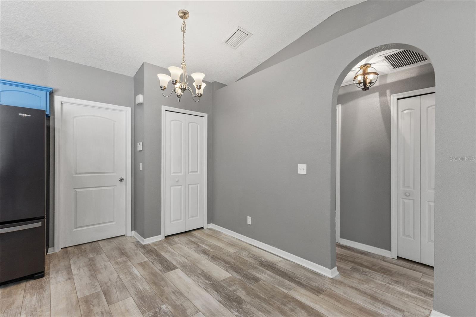 560 ROBIN HILL CIR
