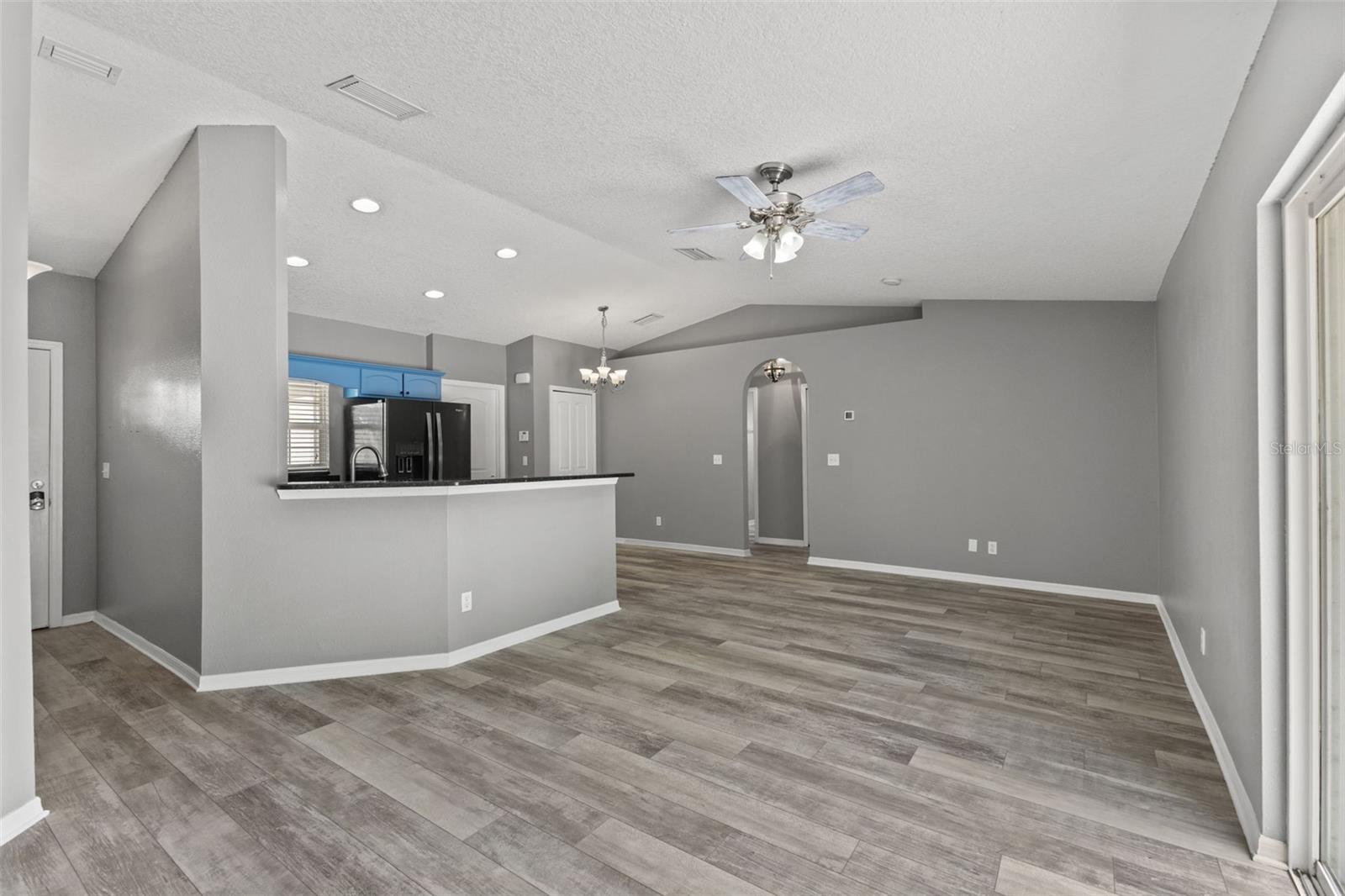 560 ROBIN HILL CIR