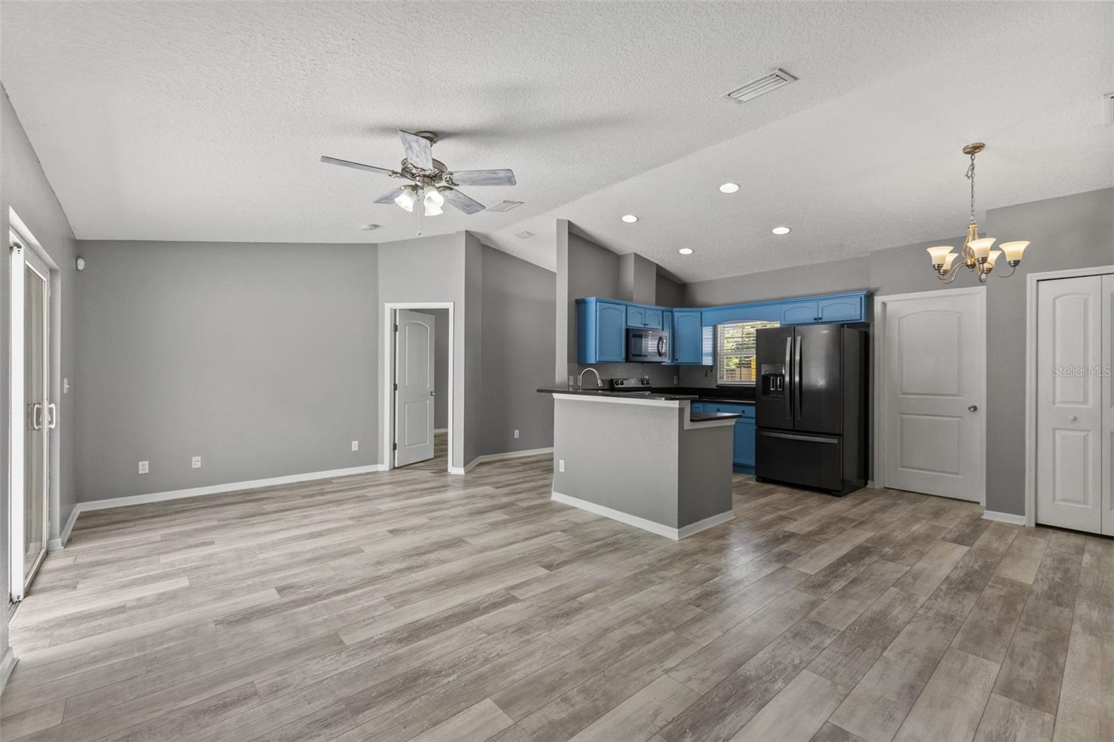 560 ROBIN HILL CIR