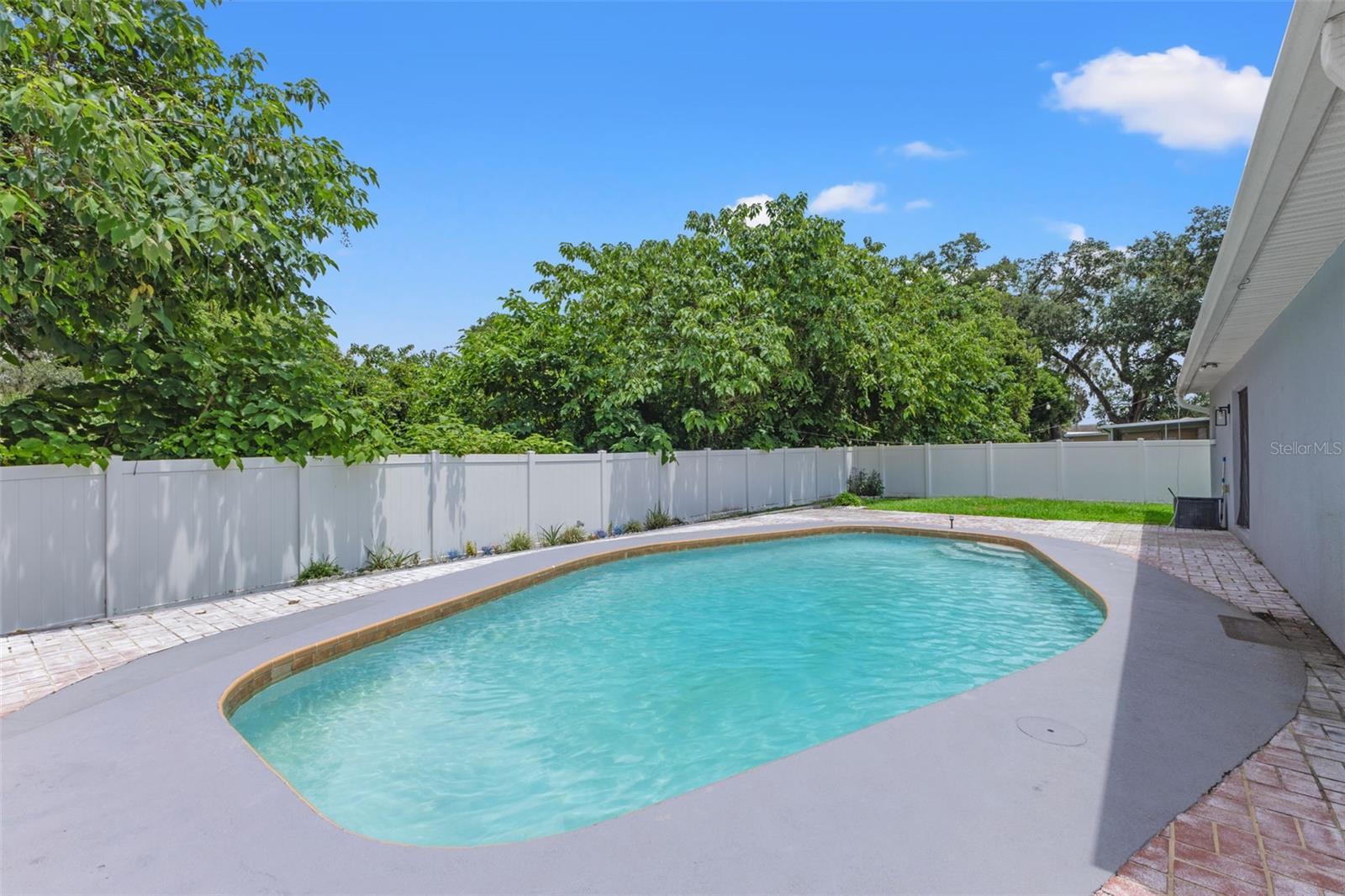 560 ROBIN HILL CIR