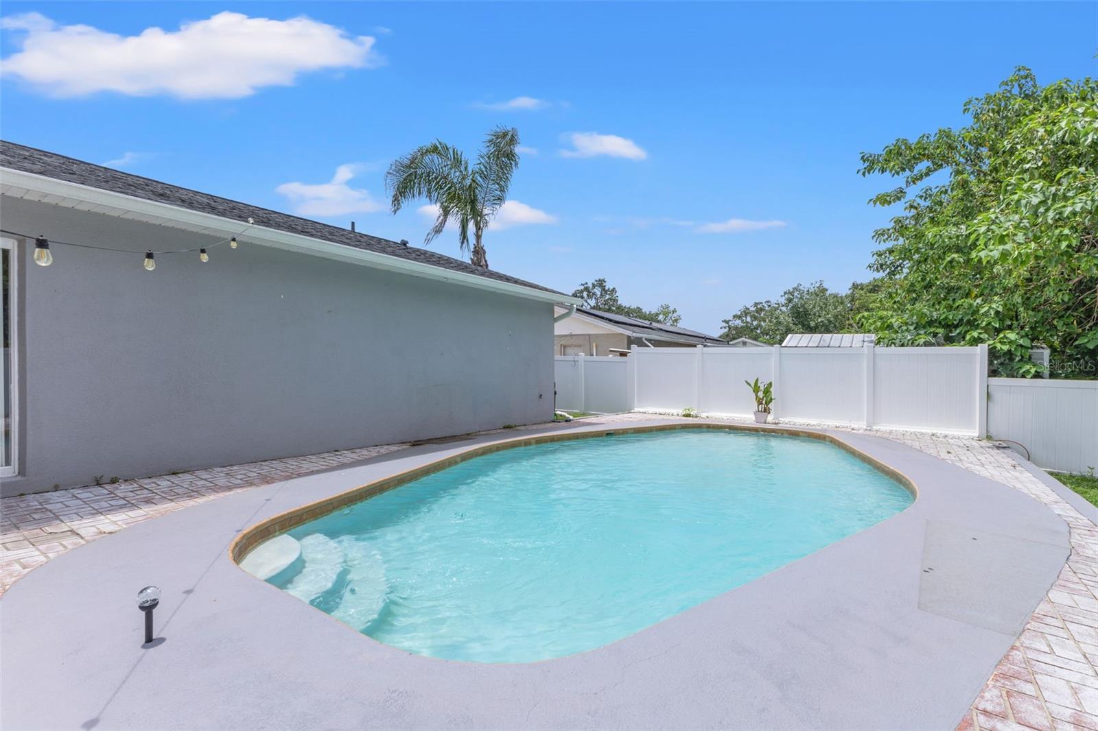 560 ROBIN HILL CIR