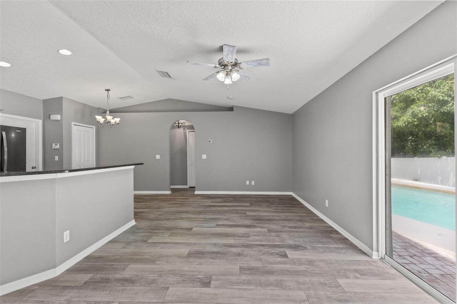 560 ROBIN HILL CIR