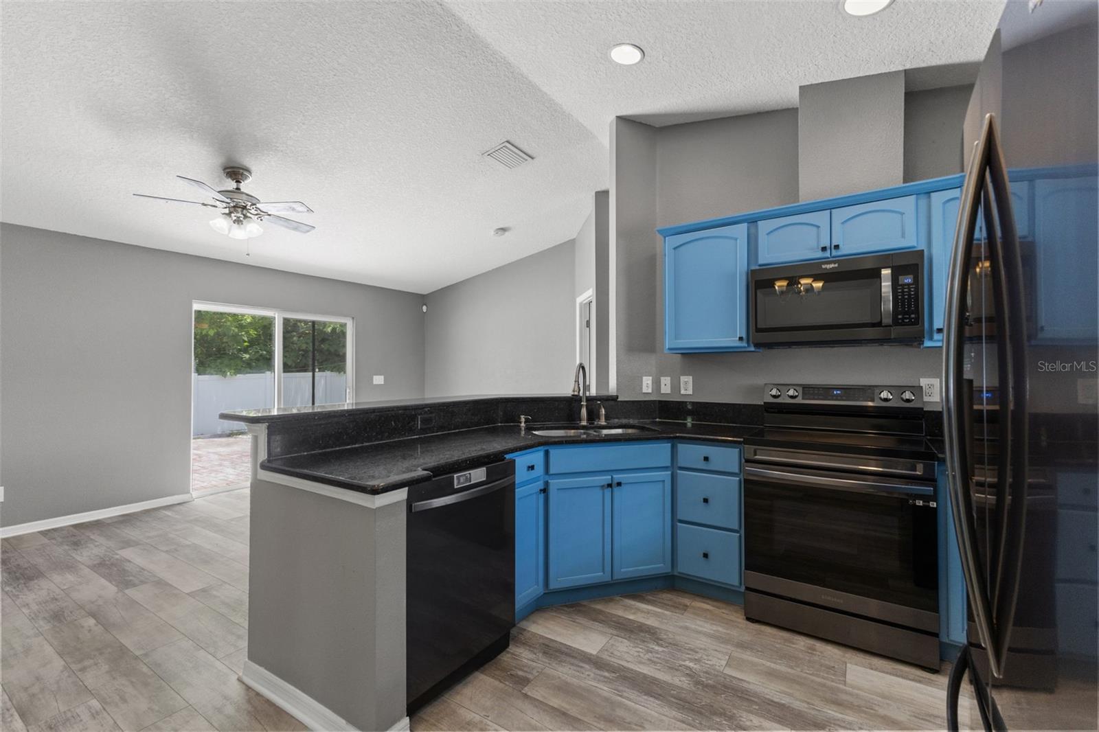 560 ROBIN HILL CIR