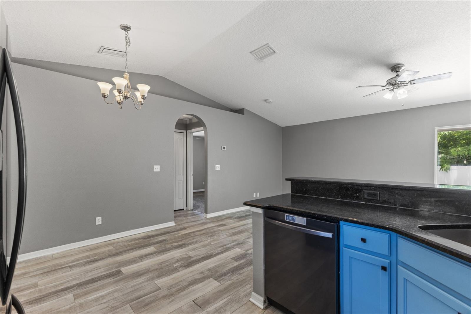 560 ROBIN HILL CIR